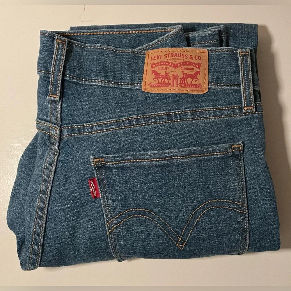 Levi's Classic Fit Women’s Jeans in Medium Wash - Picture 3 of 6